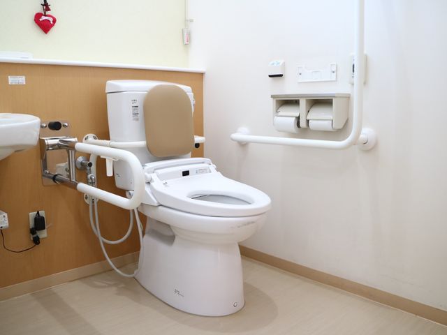 バリアフリートイレ トイレ サポート用具が整った清潔なトイレです。利用者の日々の快適さを大切にしております。