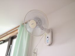 壁掛け扇風機とエアコン