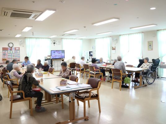 明るい食堂の様子