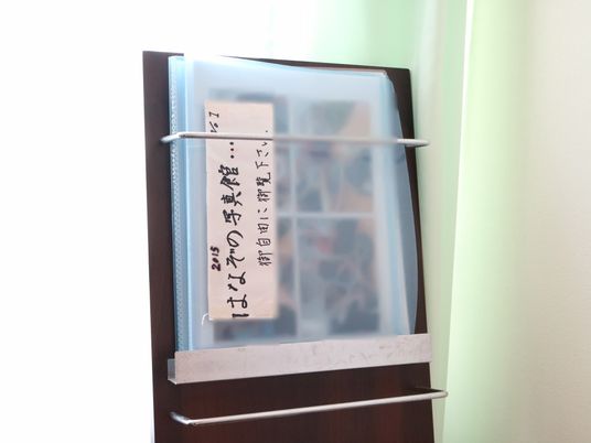 掲示物のある廊下