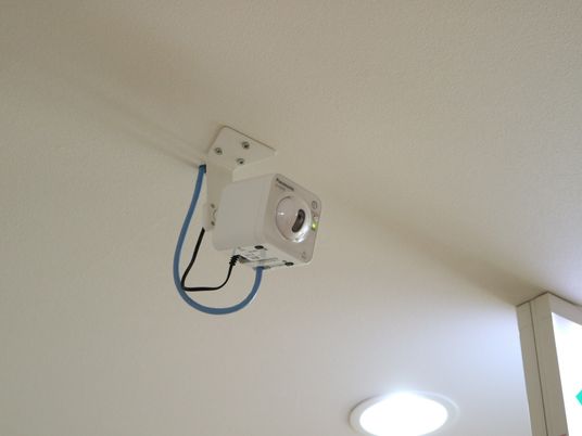 白い天井に某有名メーカーの防犯カメラが設置されている。施設内の防犯対策の一貫となり、安全を提供できる。