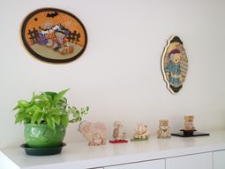 飾り付けられた壁と棚