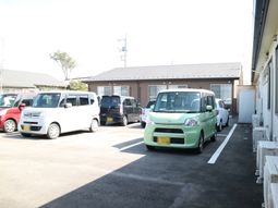 駐車場と建物外観