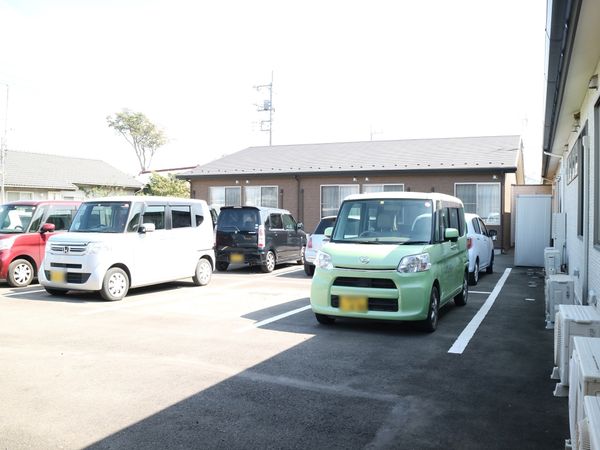 駐車場と建物外観