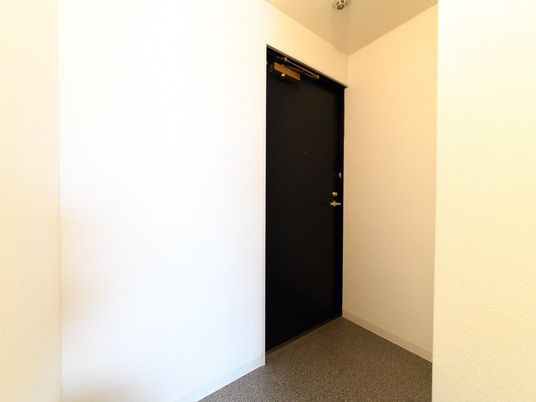 シンプルな居室の扉