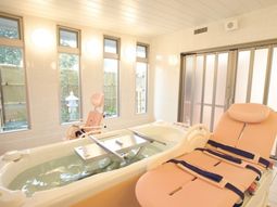 明るい快適な浴室