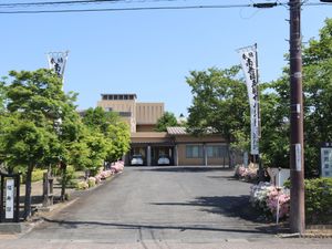緑に囲まれた施設外観  