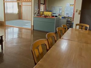 明るい食堂と和室  