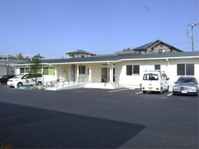 明るい外観の一階建て 外観 一階建てのゆったりとした建物と広い駐車場があり、明るく開放的な雰囲気が感じられる施設です。アクセスしやすい立地が魅力的です。