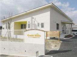明るい外観の建物