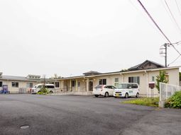 明るい佇まいの建物