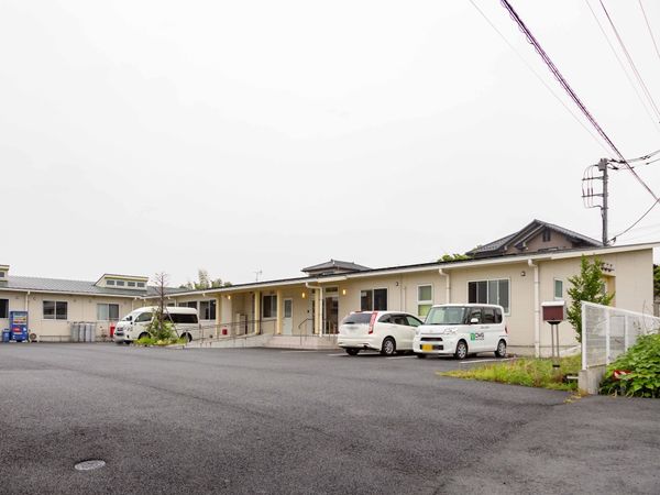 明るい佇まいの建物