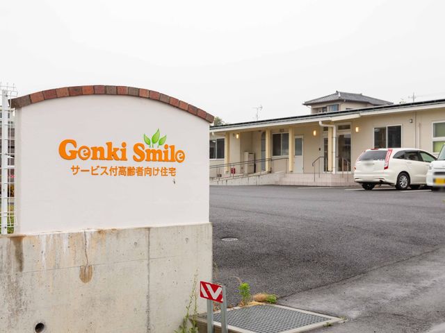 明るい外観の施設入口 外観 心地よいエントランスが迎える明るい施設です。バリアフリー設計で、どなたでも安心してお過ごしいただけます。