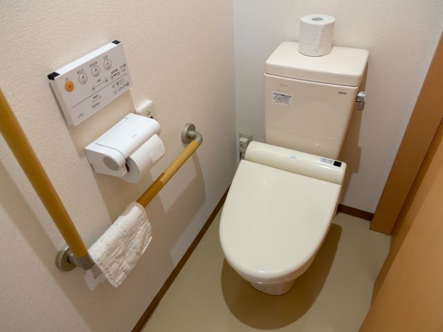 バリアフリー設計のトイレ トイレ 手すり付きで安全に配慮された清潔なトイレです。使いやすさを考えた設備で、快適にお過ごしいただけます。