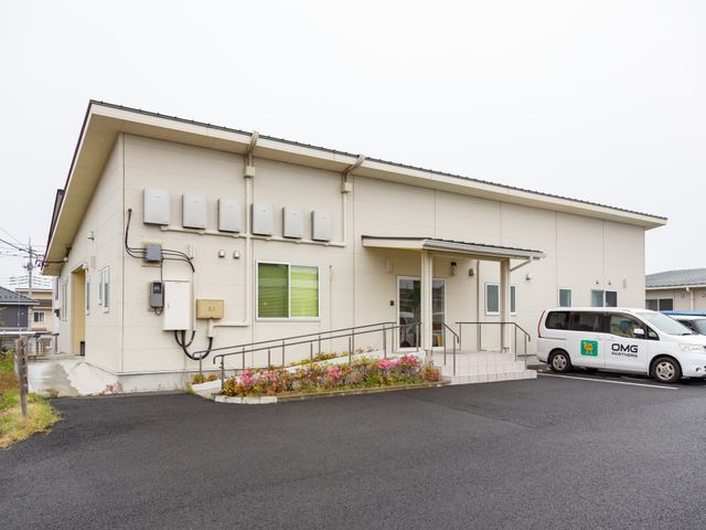 清潔な外壁の建物エントランス 外観 手入れが行き届いた綺麗なエントランスがお出迎え。車いすでも安心してアクセスできる斜めのスロープが整っています。