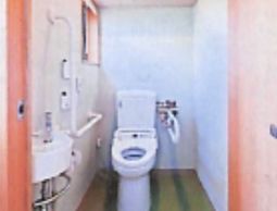 手すり付きの清潔なトイレ