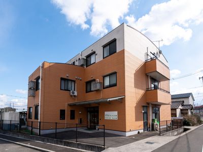 オレンジ色の建物外観