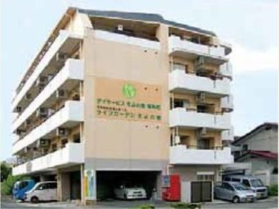 明るい外観の建物正面