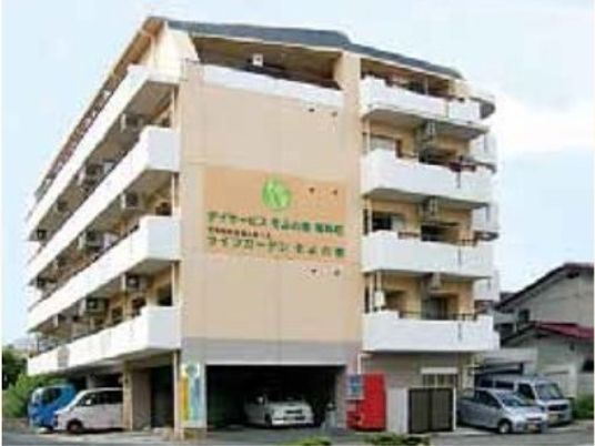 明るい外観の建物正面