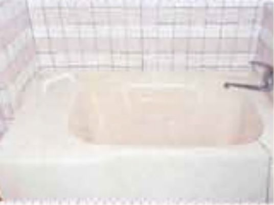 シンプルな清潔な浴室