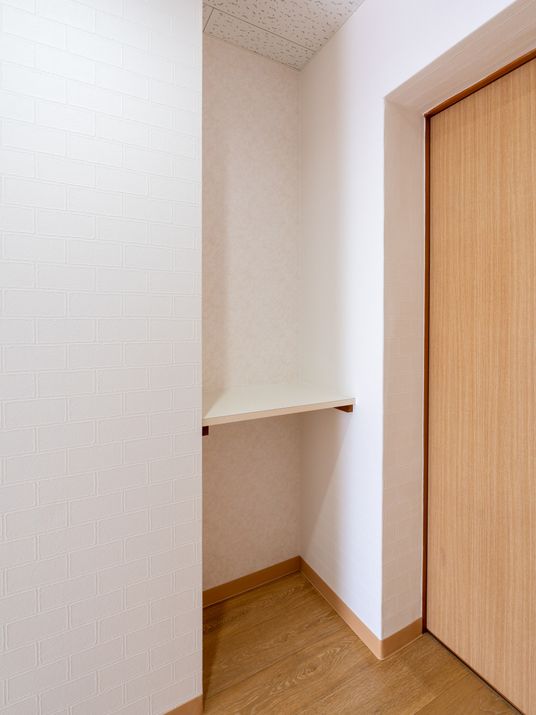 シンプルなコーナー棚