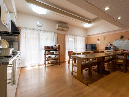 温かな自然光のリビング