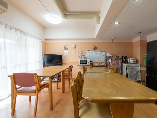 自然光が差し込むダイニングルーム