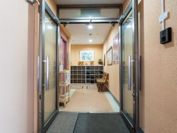 開放的なエントランス