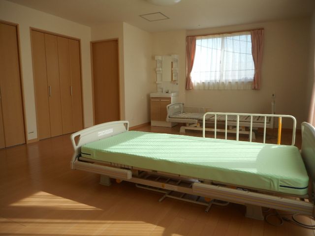 明るい居室 夫婦部屋 採光が豊かな床の光沢が美しい部屋です。仕事を通じて、このような快適な空間で働く機会を得られます。