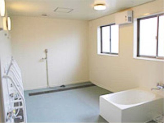 広々とした明るい浴室 浴室 広々とした設計の浴室は、ゆったりと入浴をお楽しみいただける環境を提供しています。窓から自然光が差し込む明るい空間です。