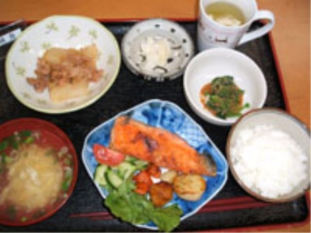 栄養バランスの取れた食事 お食事 栄養満点の食事を気遣う施設です。ご利用者様の健康を支える美味しい料理が並んでいます。