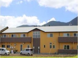 山々と調和する外観