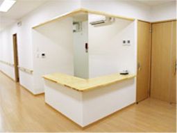 明るい廊下のナースステーション