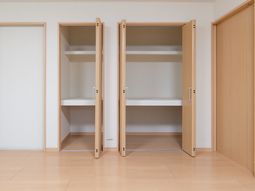 整頓された洋室のクローゼット