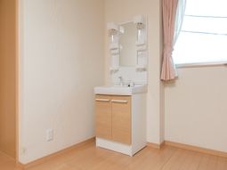 明るい居室の洗面台