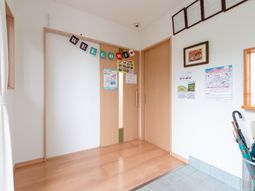 明るいエントランスの様子