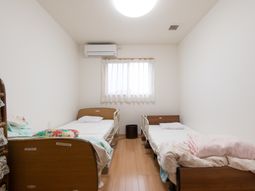 明るい居室の風景