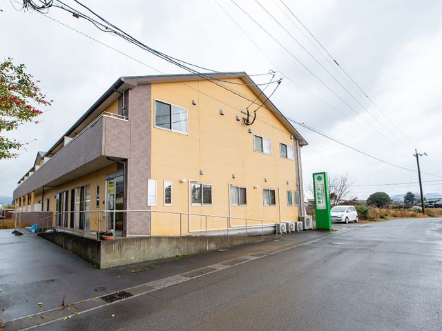 黄色い建物の外観 外観 落ち着いた色合いの建物です。壁には窓が並び、開放的で明るい雰囲気を感じることができます。