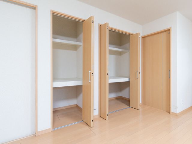 整理しやすい居室クローゼット クローゼット 広々とした収納スペースを備えた居室です。快適な私生活を支える機能的な設計が特長です。