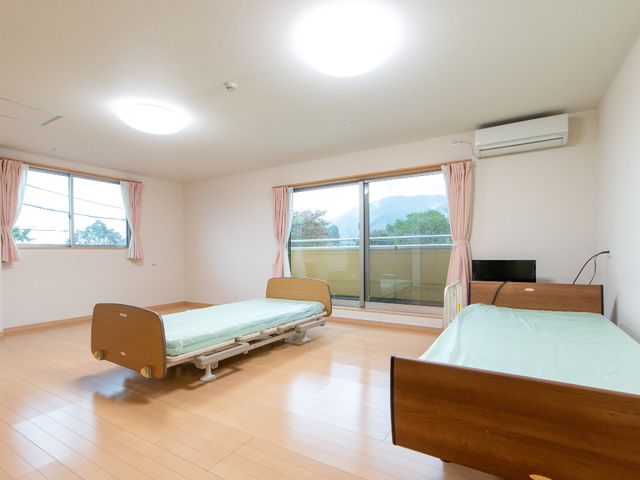 清潔感のある居室空間 居室 ゆとりのある居室で、明るい窓からは自然の光が差し込みます。清潔感が漂うフローリング仕様で、快適に過ごせる環境が整っています。