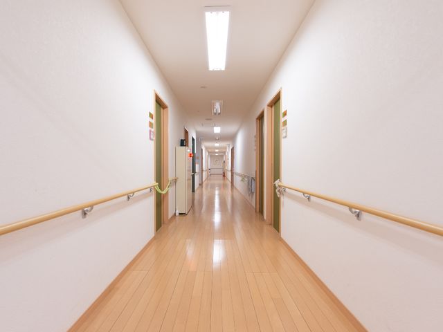 明るく清潔な廊下 廊下 手すりが整備された広々とした廊下は、快適で安全な移動スペースを提供しています。