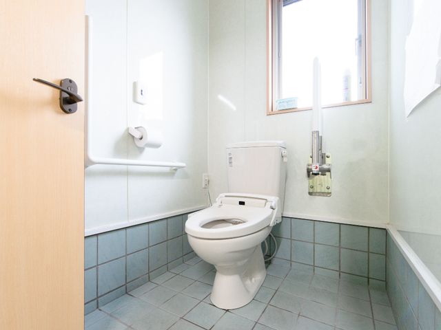バリアフリー対応トイレ トイレ 手すり付きのトイレは安全に配慮され、すべりにくい床材を採用しています。清潔感ある環境で利用者の快適性を大切にしています。
