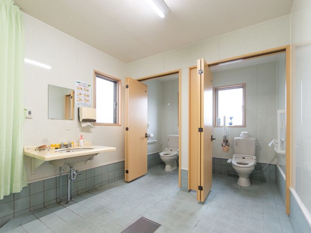 清潔感のある洗面台とトイレ トイレ 手入れが行き届いたトイレと洗面台が完備され、利用者の身の回りのお世話をしやすい環境が整っています。すっきりとした空間で快適な日々をサポートします。