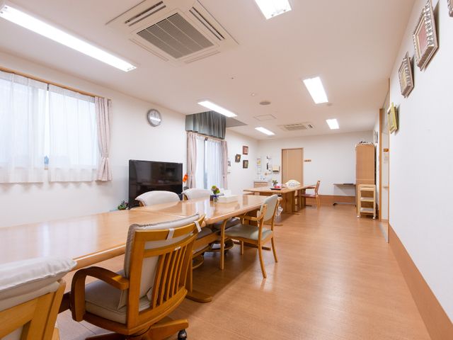 居心地の良い食堂空間 食堂 ゆったりとした椅子の配された明るく清潔な空間で、共有の食事や交流が楽しめます。壁には時計や掲示物が飾られ、温かみのある雰囲気を醸し出しています。