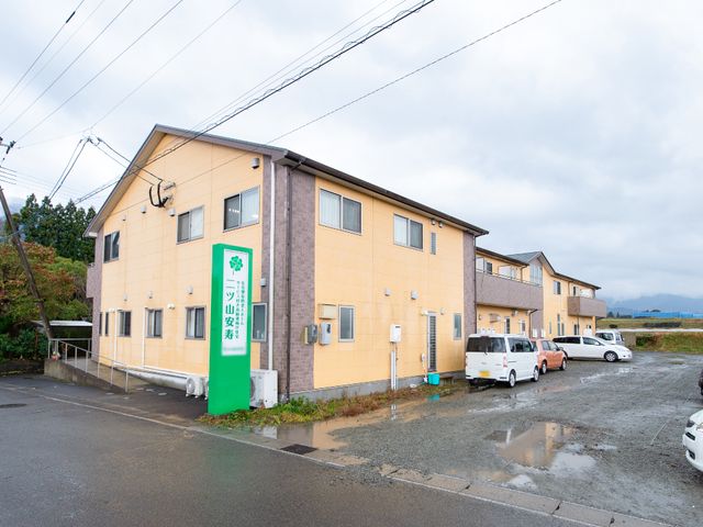 黄色い外壁の建物前面 外観 穏やかな色合いが印象的な外観です。スタッフとして新しい環境に一歩を踏み出してみませんか。