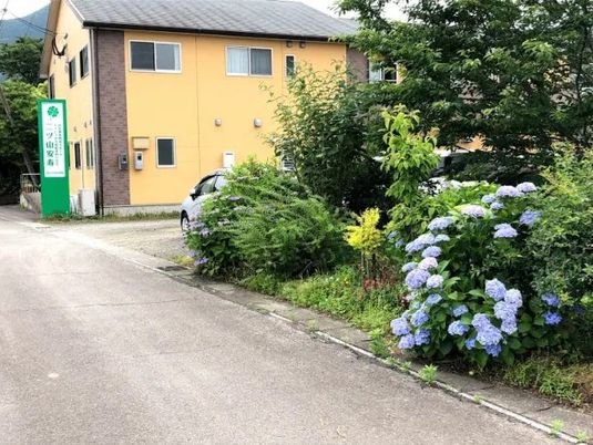 花のある施設外観  