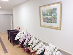 廊下に装飾花と絵画