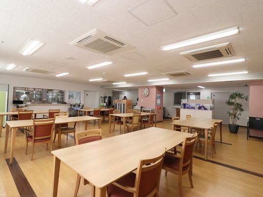 広々とした食堂空間