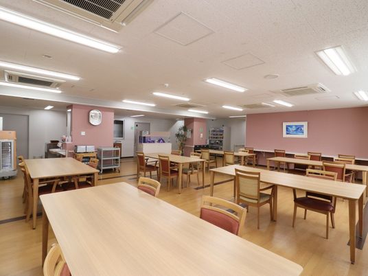 広々とした明るい食堂