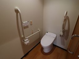 手すり付きの清潔なトイレ